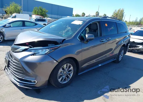 2021 Toyota Sienna Xle z USA, uszkodzony, nr VIN 5TDJRKEC1MS017451